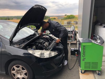 décalaminage d’un moteur de voiture