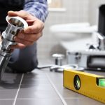 Plombier chauffagiste en plein travail