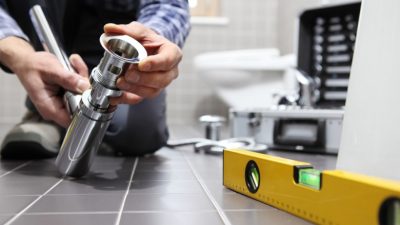 Plombier chauffagiste en plein travail