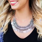 Rakhi collier : Un bijou tendance et protecteur