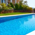 Qu'est-ce qu'un chauffe-piscine solaire et comment fonctionne-t-il ?