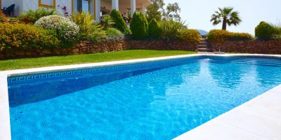 Qu'est-ce qu'un chauffe-piscine solaire et comment fonctionne-t-il ?