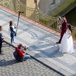 Personne ne nie que l’organisation d’un mariage est loin d’être une mince affaire. Lieu de réception, menu, décoration, etc., les différents éléments à préparer sont en effet si nombreux que les couples peuvent se perdre facilement. Malgré cela, il ne faut tout de même rien laisser au hasard pour réussir l’événement tant attendu. Pour le photographe en particulier, tout comme la robe de mariée et les alliances, il doit être choisi avec le plus grand soin. Ainsi, on pourra être sûr de vraiment immortaliser le jour J. Voici justement les critères à prendre en compte pour sélectionner le bon prestataire. La passion pour le mariage Lors du choix de son photographe de mariage, il est donc tout d’abord important de s’assurer qu’il est passionné par le mariage. Si tel est le cas, il saura en effet traduire au mieux l’émotion du jour J. À ce propos, Nicolas Baudry - photographe de mariage Ile de France, entre autres, peut très bien faire l’affaire. Le style Il est aussi crucial de prêter attention au style du photographe convoité. Il ne faut pas oublier qu’il existe de nombreux styles de photographies de mariage. Pour choisir le bon, l’essentiel, c’est de définir ses attentes en amont. Quoi qu’il en soit, les prestataires, comme Nicolas Baudry - photographe de mariage Ile de France, peuvent s’adapter à tout style grâce à leur expérience. La précision Dans ce choix, il faut à tout prix éviter les studios collaborant avec plusieurs photographes. En se tournant vers une telle option, il se peut en effet qu’on ne connaisse pas avec précision celui ou ceux qui vont venir le jour J, ce qui pourrait entraîner certains désagréments. Le contrat Avant d’engager tel ou tel photographe mariage ile de France, il est également essentiel de prendre le temps de bien lire le contrat qu’il propose. Il faut surtout porter une attention particulière à ses horaires de travail et au nombre de photos qu’il livrera. La présence d’un plan B Il ne faut en aucun cas oublier que personne n’est à l’abri d’une éventuelle maladie ou d’un tout autre accident. Afin d’éviter toute mauvaise surprise, il ne faut alors pas hésiter à demander au photographe de son choix s’il a une solution de secours. S’il n’en a pas, mieux vaut aller ailleurs. Le matériel La réussite des photos de mariage dépend, certes, grandement des compétences du photographe. Toutefois, le matériel qu’il utilise y est aussi pour quelque chose. Dans cette quête, il est donc également impératif de considérer la qualité de l’appareil photo et des accessoires du prestataire. La connaissance du lieu de mariage Il est en outre fortement recommandé de travailler avec un photographe qui connaît déjà son lieu de mariage. Cela est en effet avantageux, car le professionnel appréhendera mieux les divers angles de vue. De plus, il saura exploiter efficacement les différents espaces et leur luminosité. Les services complémentaires Certains photographes peuvent proposer des services complémentaires à leur clientèle. Il y a, entre autres, la création d’un album photo, la diffusion des photos prises la soirée du jour J, etc. Bien entendu, mieux vaut privilégier ce type de prestataire si ces services ne sont pas trop chers. Le paiement Une fois qu’on a jeté son dévolu sur un photographe donné, notamment sur l’un des forfaits qu’il a proposés, il est important de s’informer sur les conditions de paiement. Il se peut qu’il y ait un acompte à verser, qu’on puisse échelonner le paiement, etc. L’offre doit convenir au client. Le feeling Lors du jour J, le photographe sera presque toujours aux côtés des mariés. Il assistera ainsi, même aux moments les plus intimes. Il est alors enfin essentiel que le couple soit bien à l’aise en sa présence.