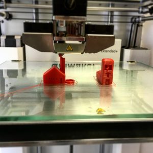 Les élèves ayant des besoins particuliers peuvent-ils bénéficier de l'utilisation d'une imprimante 3D dans leur éducation ?