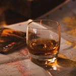 Verre de whisky à moitié plein