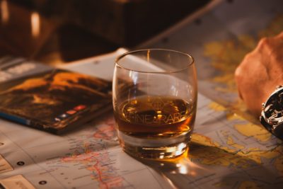 Verre de whisky à moitié plein