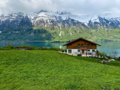 Chalet en face des montagnes