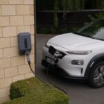 SUV électrique en charge