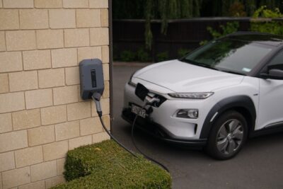 SUV électrique en charge