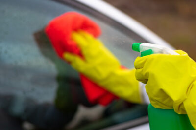 enlever la peinture d'une vitre de voiture
