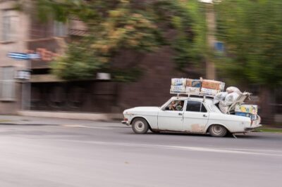 arrimer vos bagages sur le toit pour votre départ en vacances