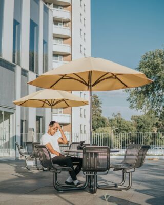 Protéger sa terrasse du soleil avec un parasol