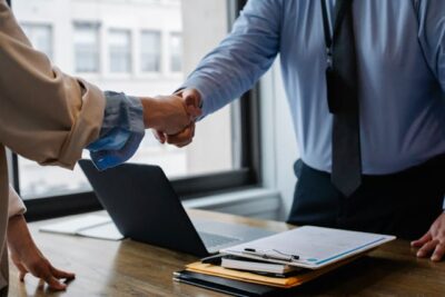 Le lien entre le manager de transition et le développement industriel