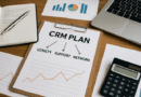 Plan CRM sur bureau avec graphique de fidélisation, ordinateur portable et calculatrice