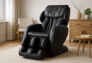 Fauteuil massant en cuir noir dans un salon apaisant et lumineux