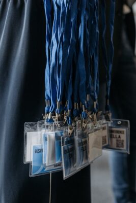 Gros plan de cordons bleus avec des badges d'identification lors d'un événement.