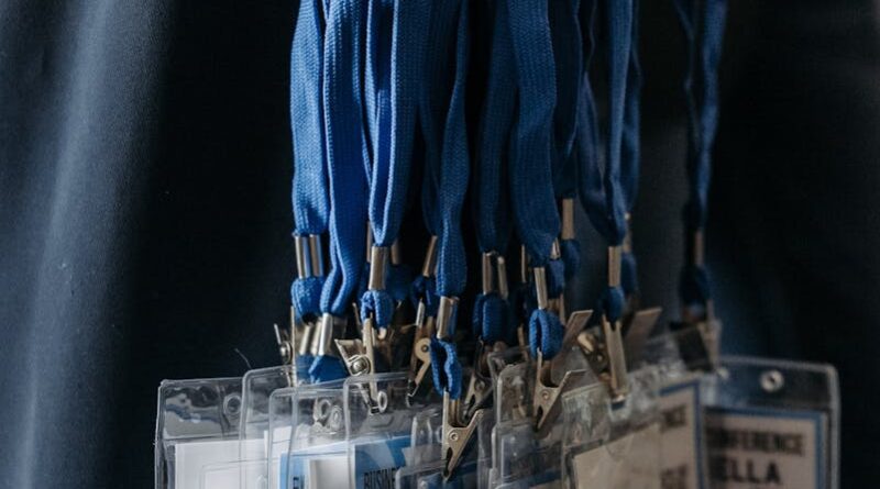 Gros plan de cordons bleus avec des badges d'identification lors d'un événement.