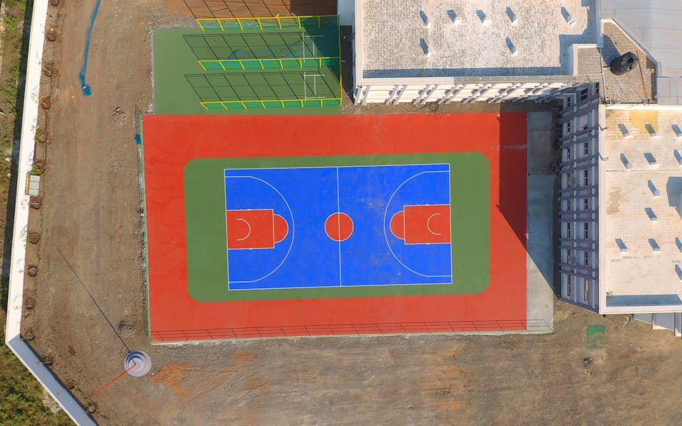 Polypropylène et drainage optimal pour terrain multisport extérieur