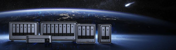 Alignement de plusieurs modèles de serveur NAS de différentes capacités devant un arrière-plan spatial futuriste représentant la Terre