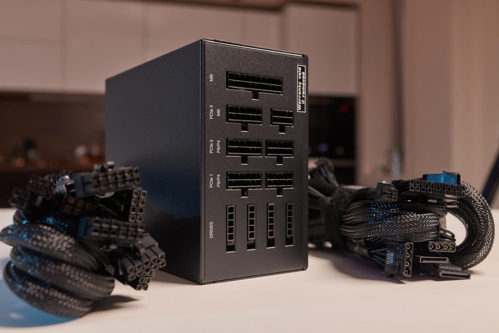 Bloc d'alimentation modulaire haute performance avec ses câbles pour le montage d'un serveur NAS personnalisé