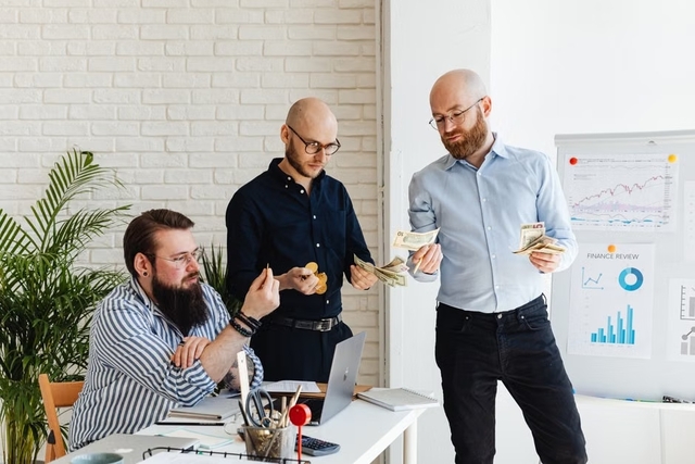 Équipe d'experts-comptables analysant des indicateurs financiers pour l'accompagnement d'une scale-up en croissance